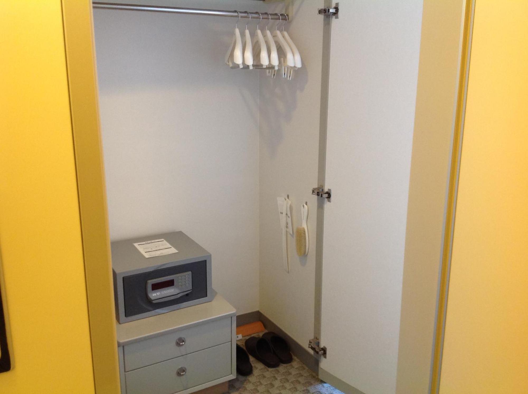 Shin Furano Prince Hotel Kamer foto A safe in a hotel room