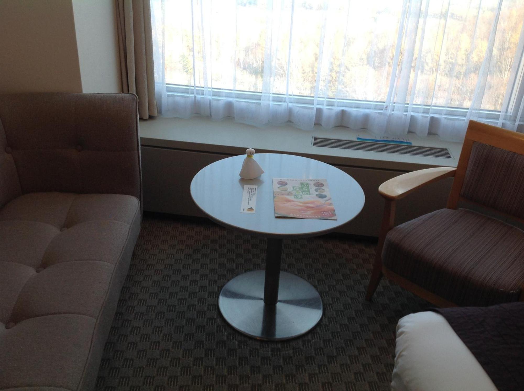 Shin Furano Prince Hotel Kamer foto A table in a hotel room