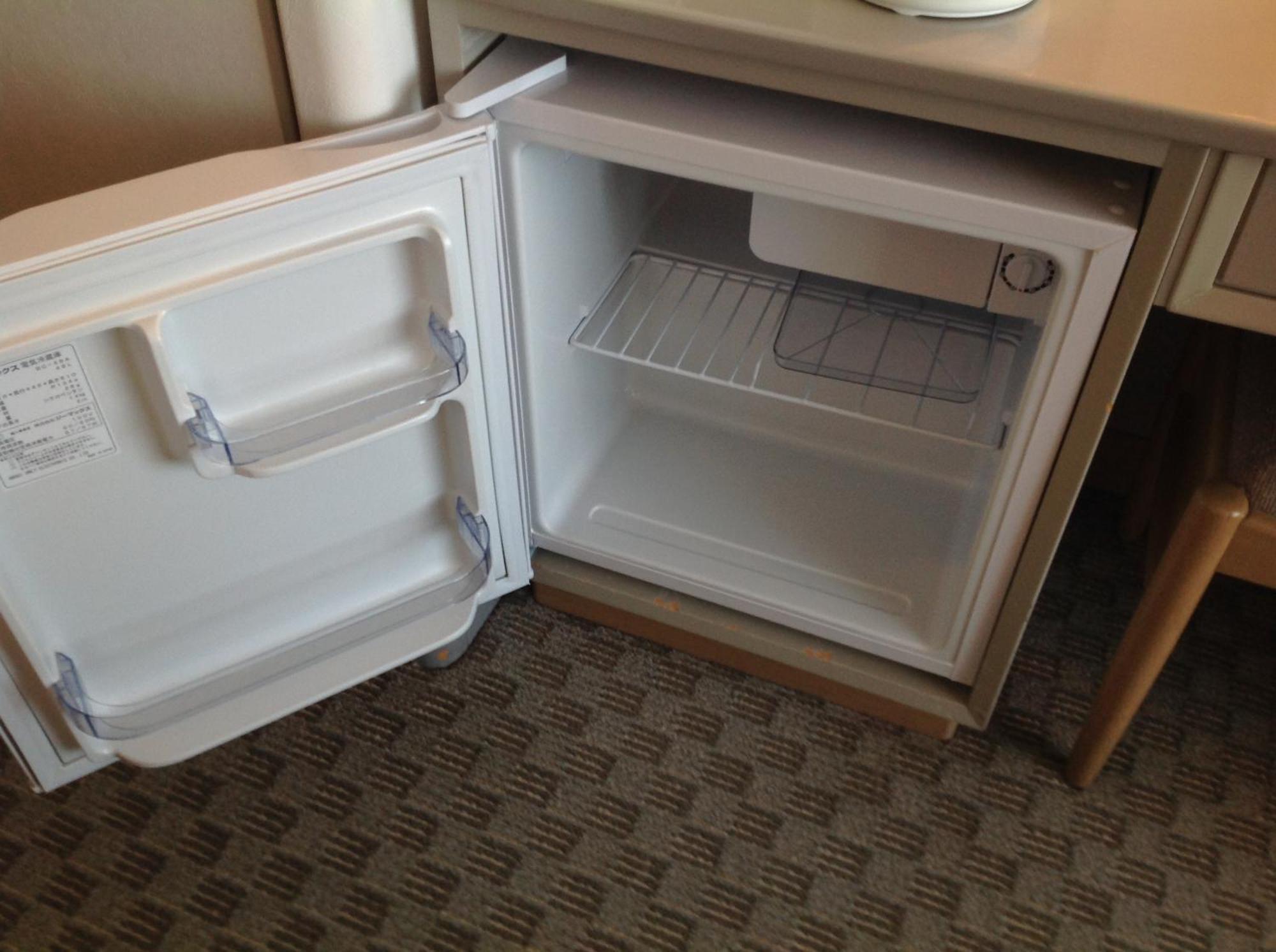 Shin Furano Prince Hotel Kamer foto A mini-fridge in a hotel room