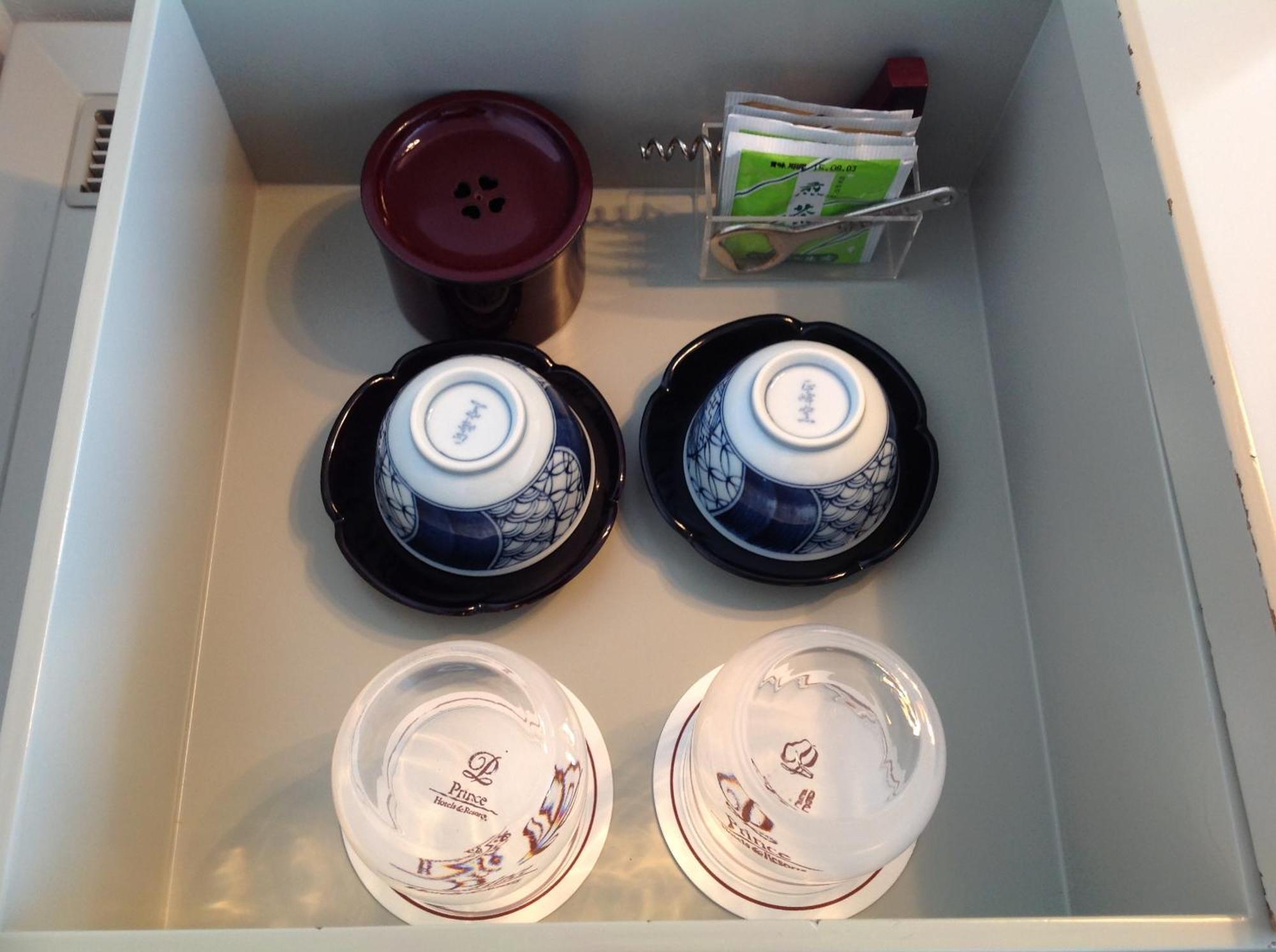 Shin Furano Prince Hotel Kamer foto A tea set in a drawer