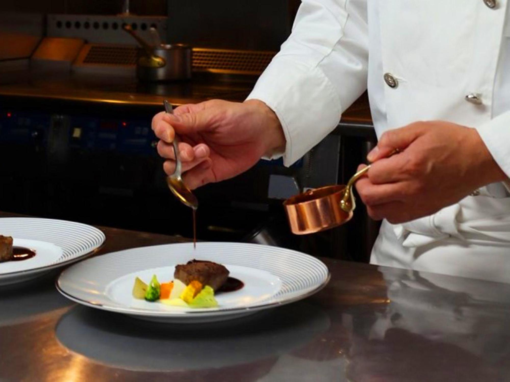 Shin Furano Prince Hotel Buitenkant foto A chef plating a dish