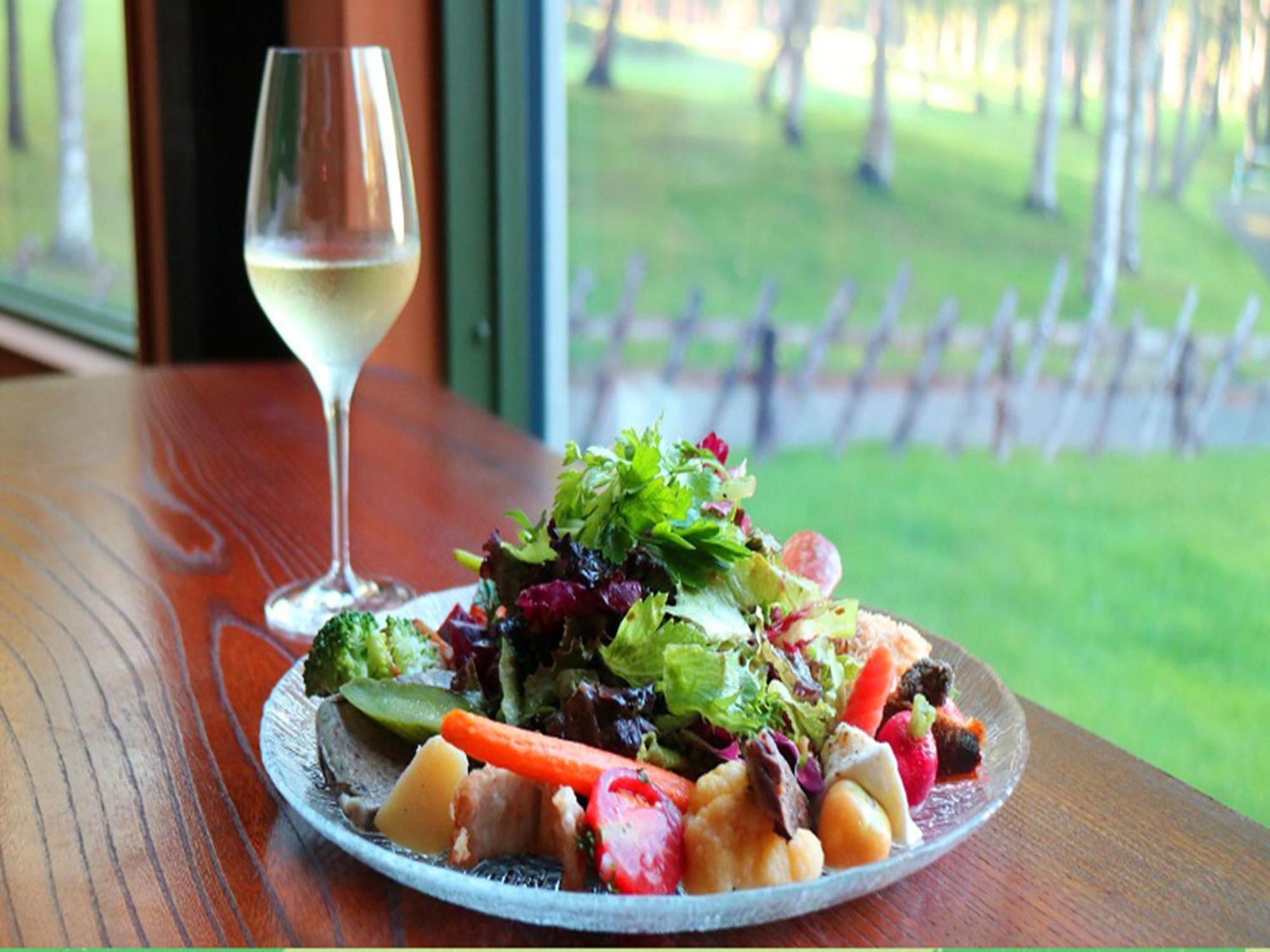 Shin Furano Prince Hotel Buitenkant foto A salad with a glass of wine