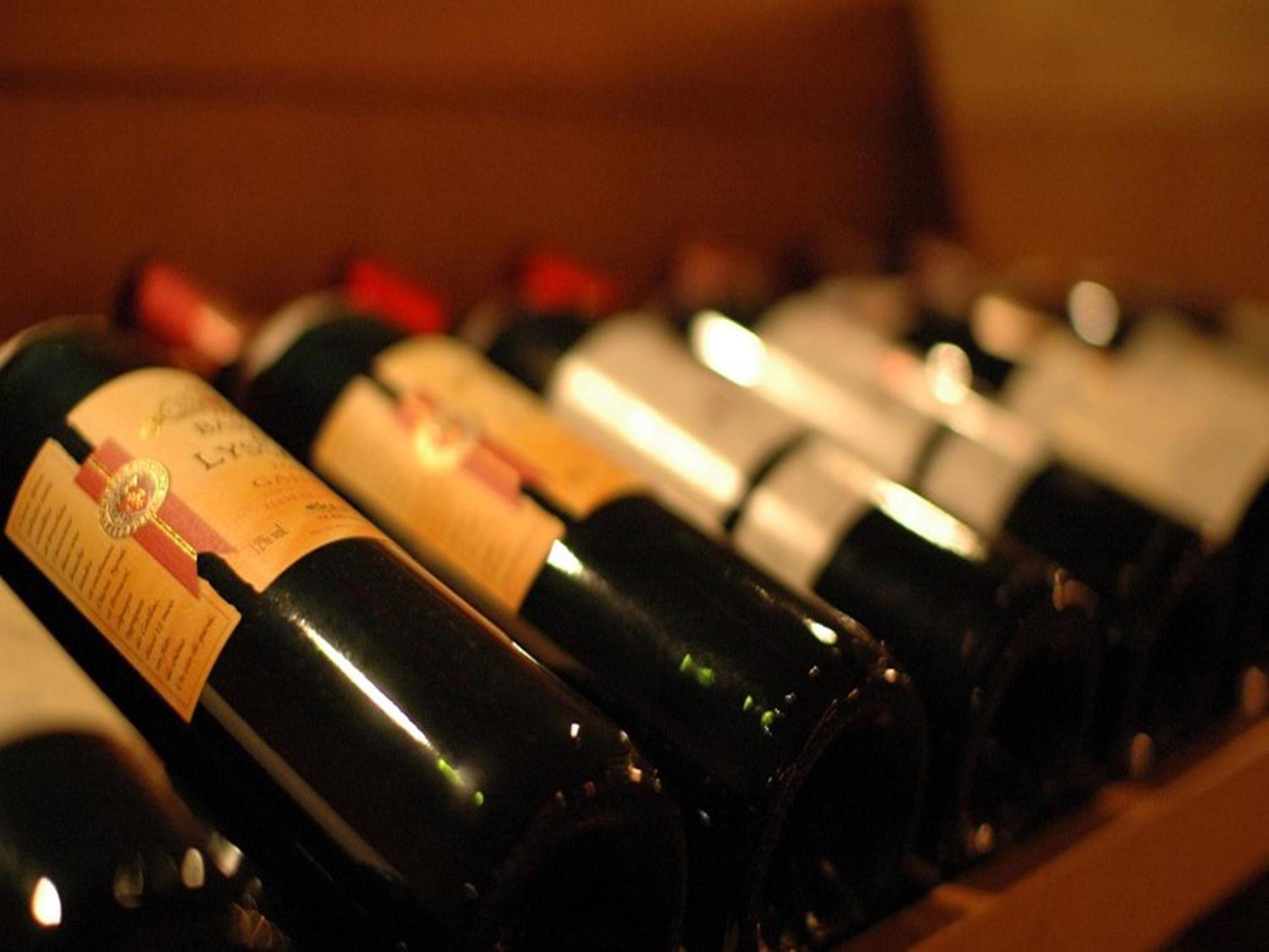 Shin Furano Prince Hotel Buitenkant foto Wine bottles