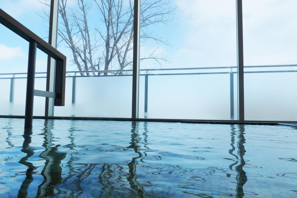 Shin Furano Prince Hotel Buitenkant foto A view of the indoor pool