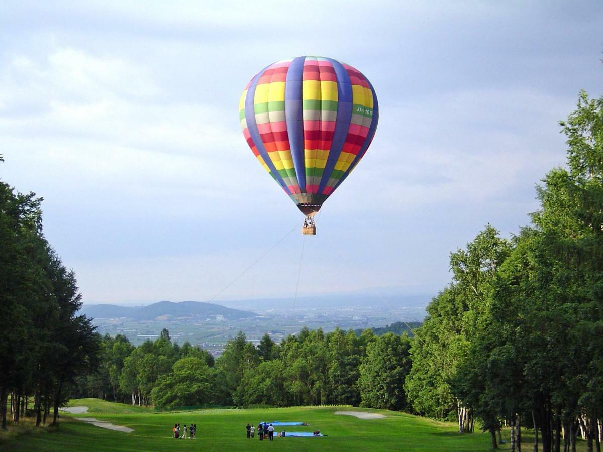 Shin Furano Prince Hotel Buitenkant foto Hot air balloon over the golf course